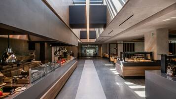 4 restaurants; breakfast, lunch and dinner served