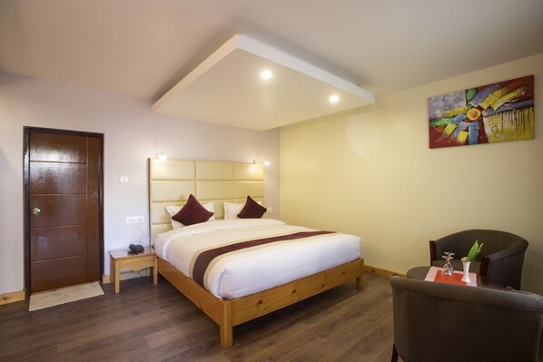 1 bedroom, premium bedding, desk, soundproofing