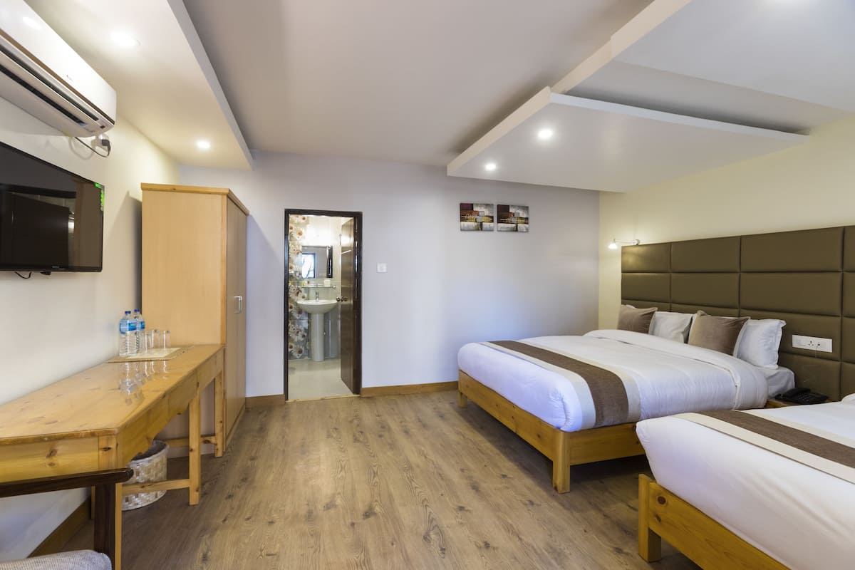 Habitación Deluxe con 1 cama matrimonial o 2 individuales | 1 habitación, ropa de cama de alta calidad, escritorio y insonorización