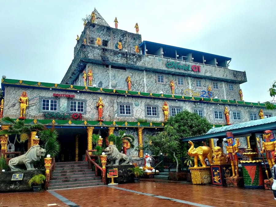 A building with multiple statues and a sign that reads "Hotel 01".