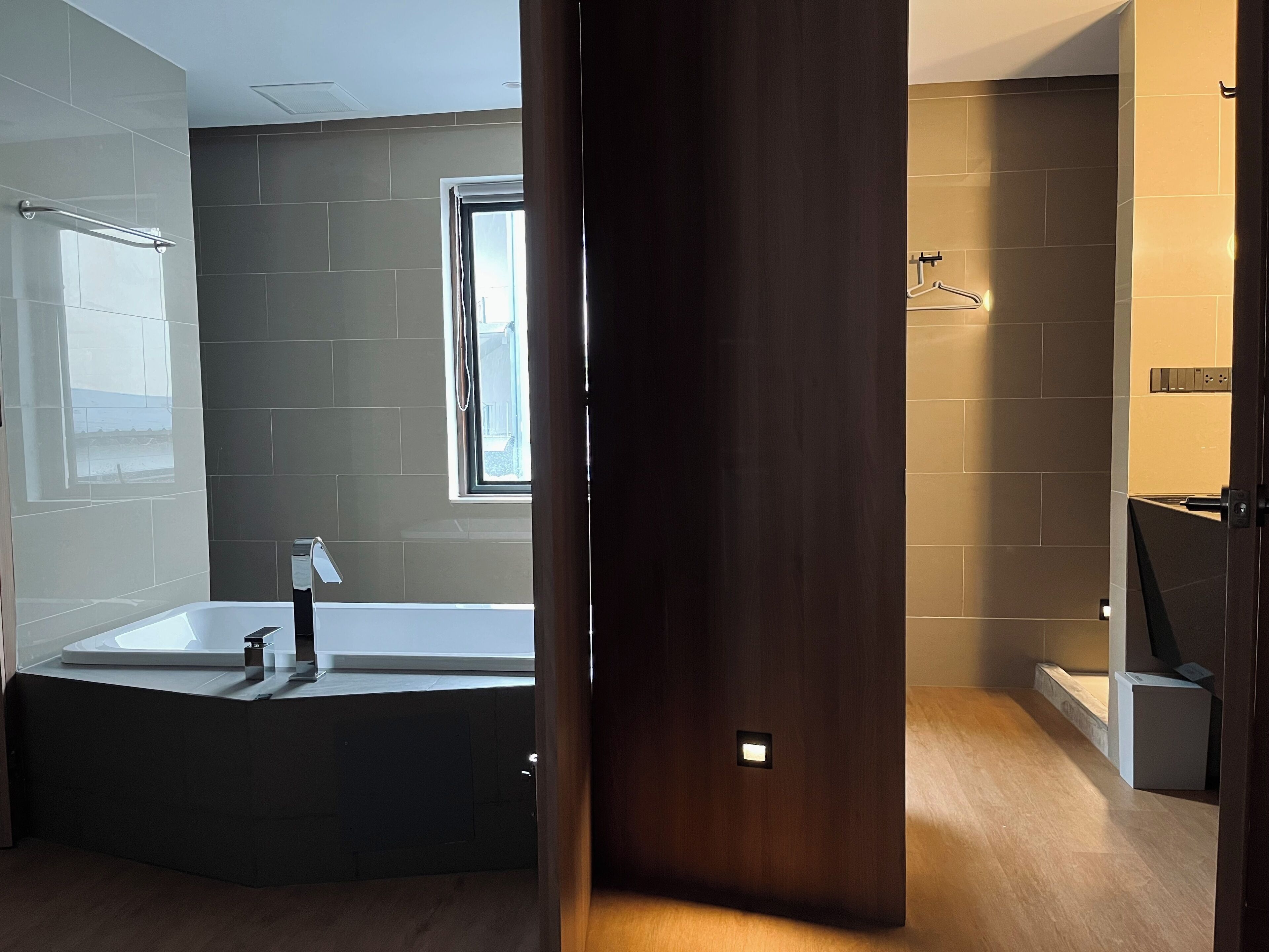 design suite, non smoking | bathroom | free toiletries, hair dryer, slippers, towels