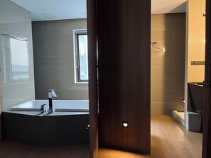 Suite de diseñador, para no fumadores | Baño | Amenidades de baño gratuitas, secadora de cabello, pantuflas, toallas 