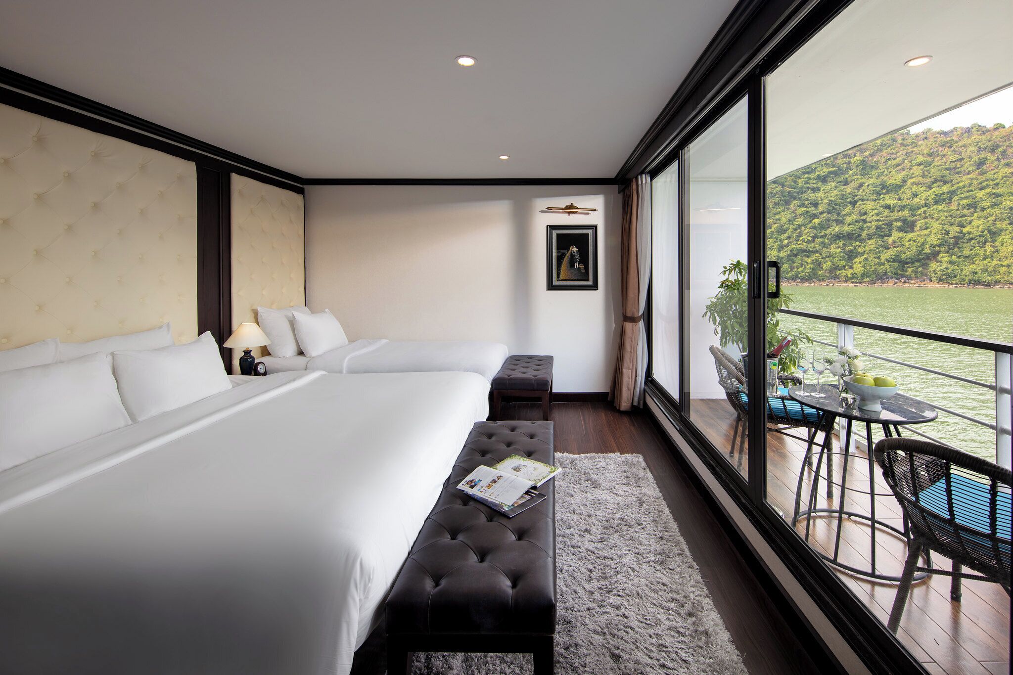 雙人或雙床房, 露台 (Ocean Suite) | 迷你吧、房內夾萬、書桌、隔音