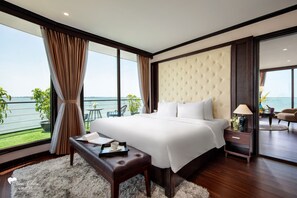 ميني بار وخزنة داخل الغرفة ومكتب وتجهيزات عازلة للصوت