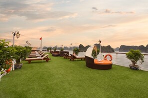 Aan het strand, strandlakens, kajakken, roeien