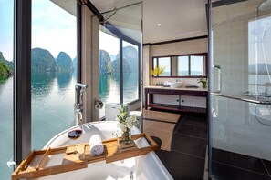 Presidentiële suite, terras | Badkamer | Gratis toiletartikelen, een haardroger, badjassen, pantoffels