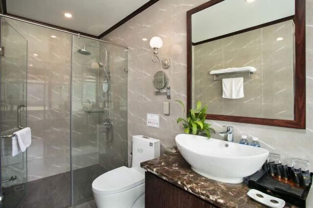 Bathroom | Free toiletries, hair dryer, bathrobes, slippers