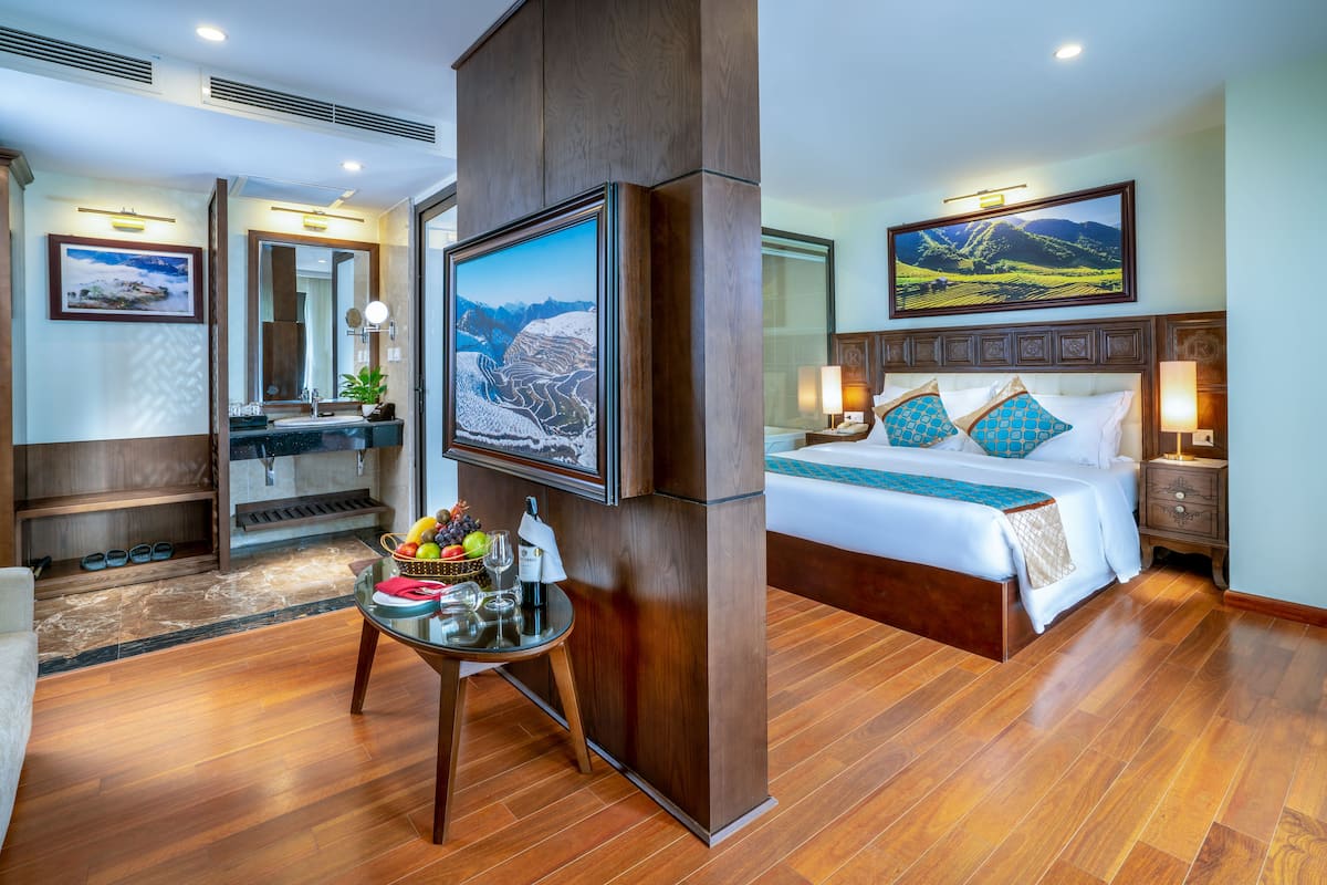 Executive Double Room, 1 King Bed, Bathtub, City View | 1 bedroom, minibar, in-room safe, laptop workspace