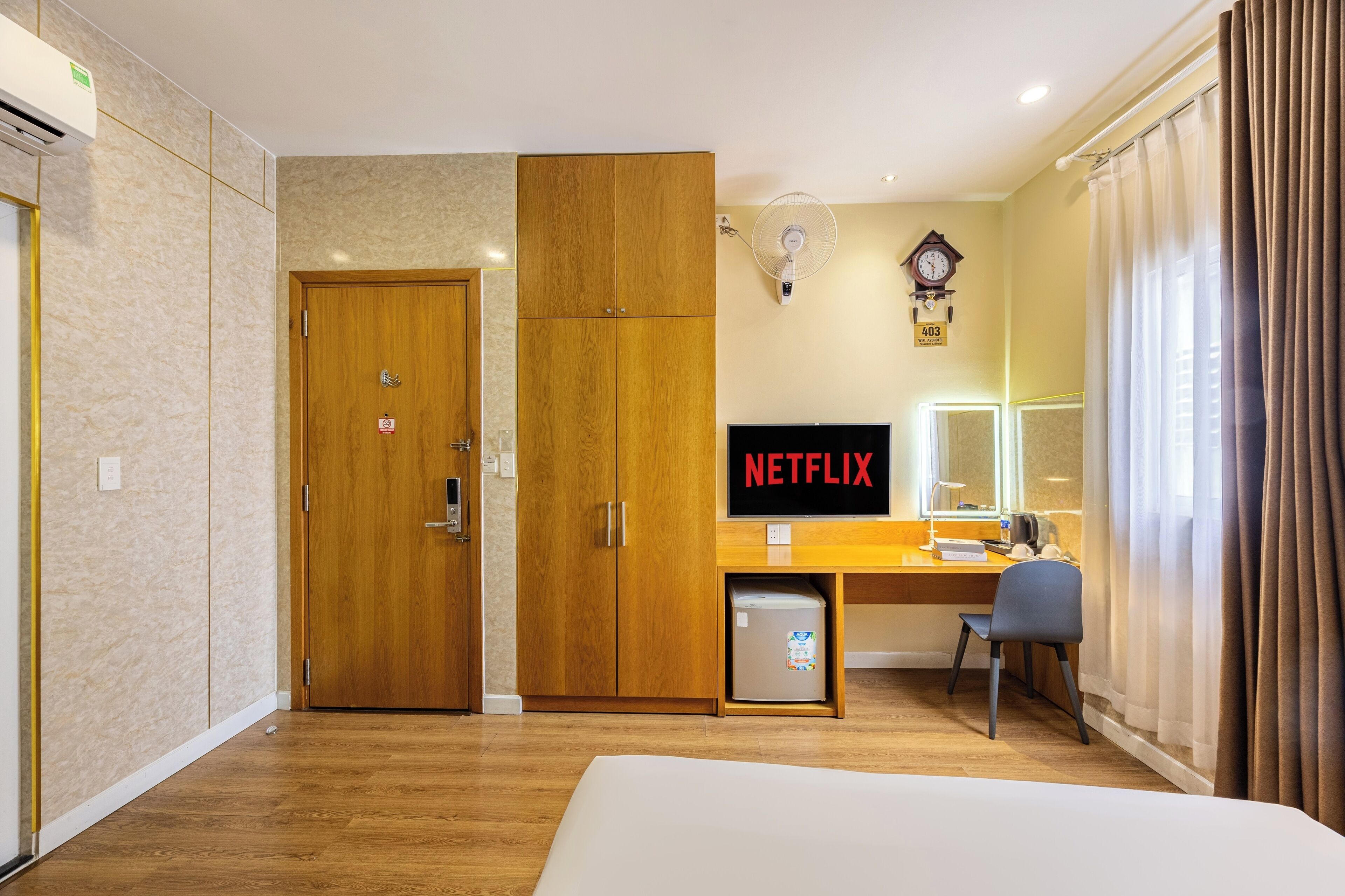 Superior Double Room | Bar mini, peti besi dalam bilik, meja, langsir/tirai gelap terus 