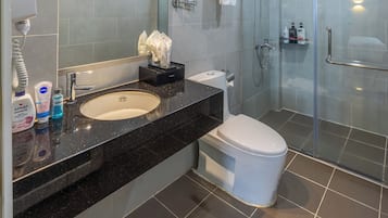 Superior-dobbeltværelse | Badeværelse | Bruser, gratis toiletartikler, hårtørrer, badekåber