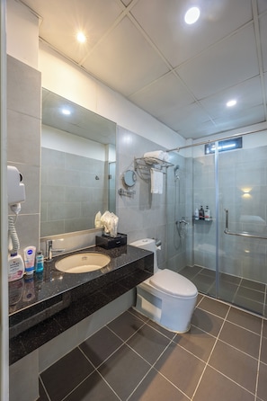 Superior-Doppelzimmer | Badezimmer | Dusche, kostenlose Toilettenartikel, Haartrockner, Bademäntel