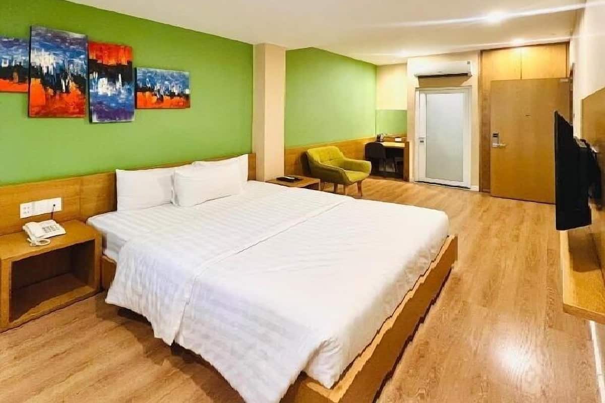 Minibar, caja de seguridad en la habitación y escritorio