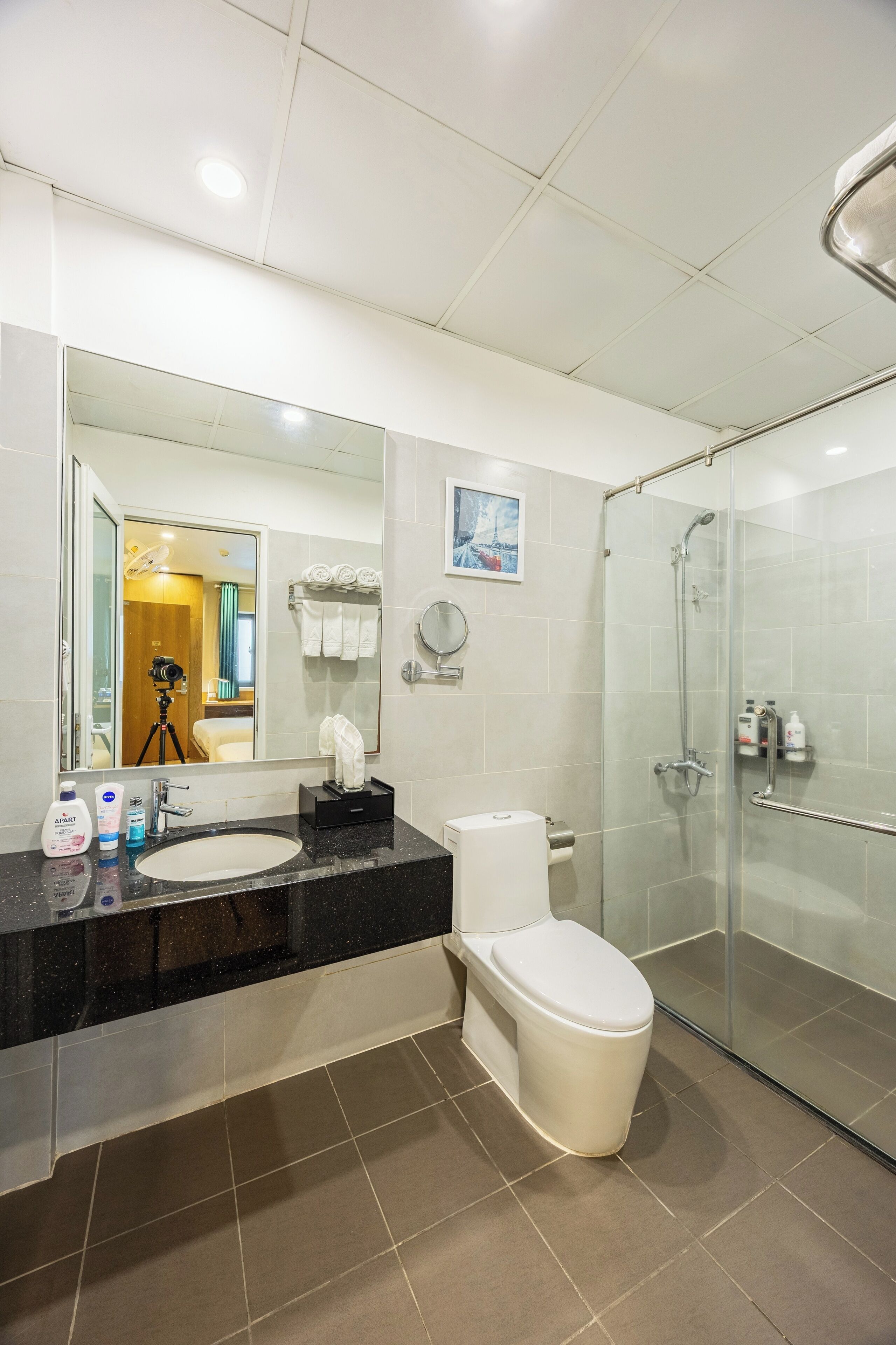 Habitación cuádruple ejecutiva | Baño | Ducha, artículos de higiene personal gratuitos y secador de pelo