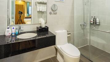 Executive Quadruple Room | Bathroom | Shower, free toiletries, hair dryer, bathrobes