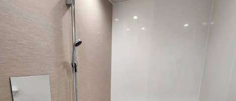 Combined shower/bathtub, free toiletries, hair dryer, slippers