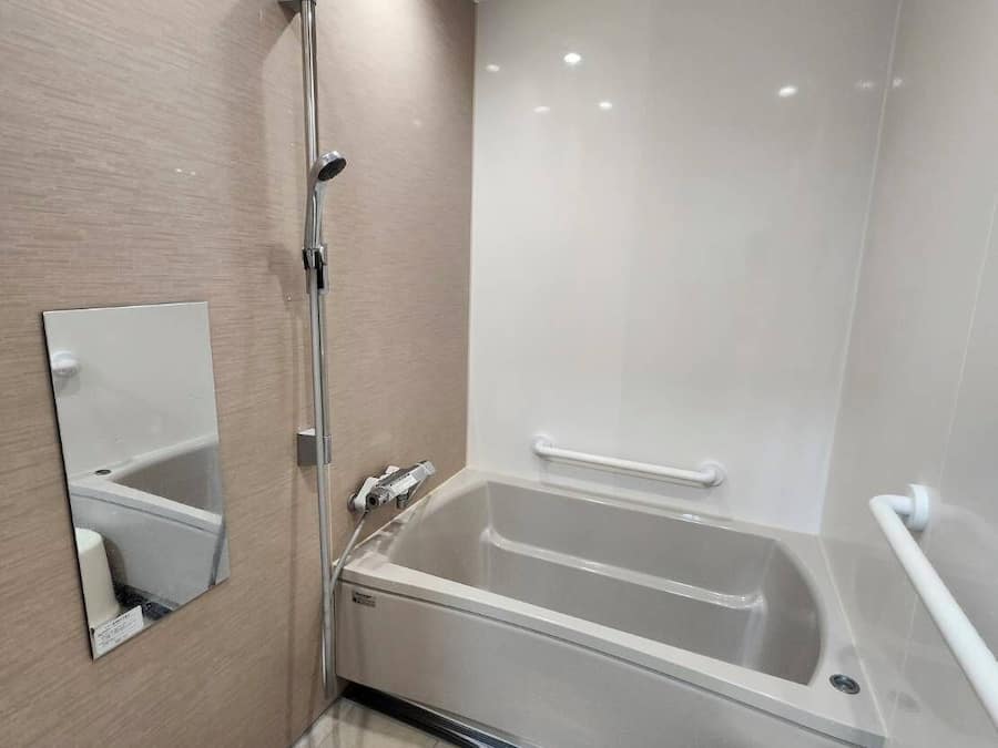 Combined shower/tub, free toiletries, hair dryer, slippers