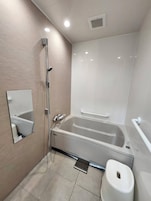 Ducha y bañera combinadas y artículos de higiene personal gratuitos