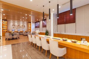 供应午餐和晚餐,中国菜