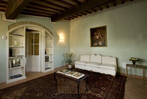 디럭스 스위트, 온수 욕조, 정원 (Caravaggio) | 미니바, 각각 다른 스타일의 인테리어, 각각 다르게 가구 비치, 책상