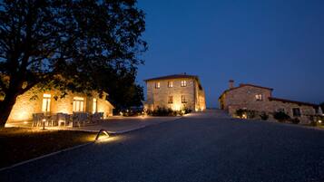 Vista frontal de la propiedad por la tarde o noche