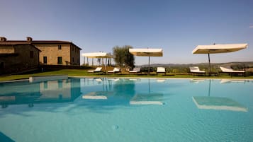 Piscina all'aperto, ombrelloni da piscina, lettini