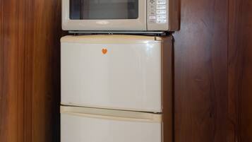 Geladeira, micro-ondas, talheres/pratos/utensílios de cozinha