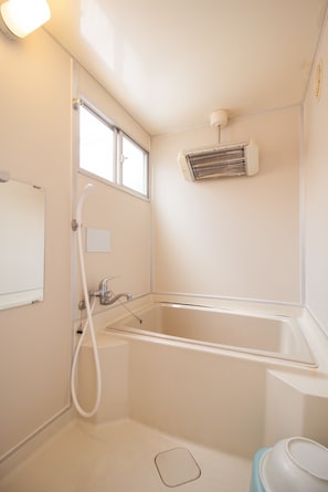 Badewanne und Dusche (separat), kostenlose Toilettenartikel