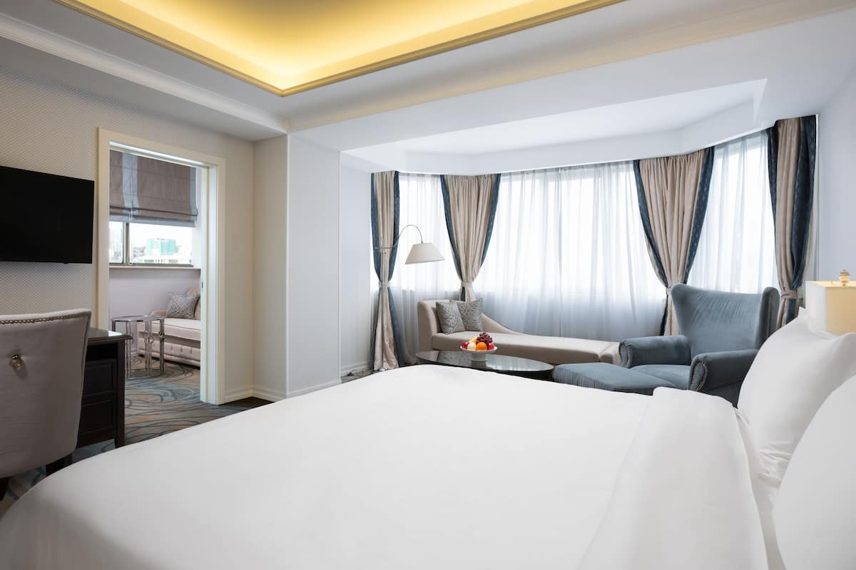 Suite, 1 Bedroom, Partial Sea View | 1 bilik tidur, peti besi dalam bilik, meja, ruang kerja komputer riba