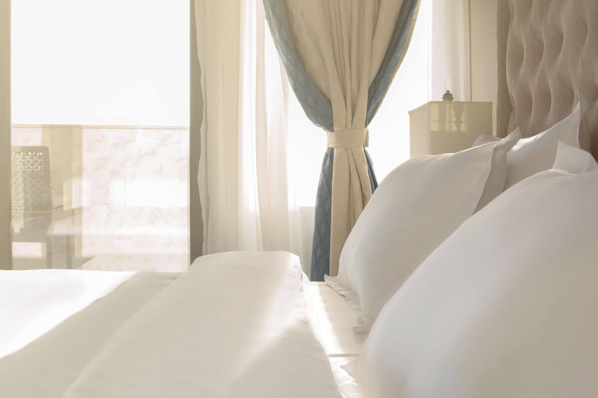 Superior Suite, Jetted Tub, Sea View | 1 bilik tidur, peti besi dalam bilik, meja, ruang kerja komputer riba