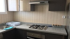Lägenhet - utsikt mot poolen | Eget kök | Kaffe- och tebryggare, kylskåp, ugn och grytor/köksredskap
