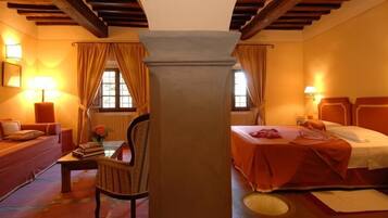 Habitación de hotel con una cama, un escritorio, una silla y una ventana.