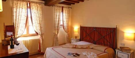 أغطية فراش متميزة وميني بار وخزنة داخل الغرفة ومكتب