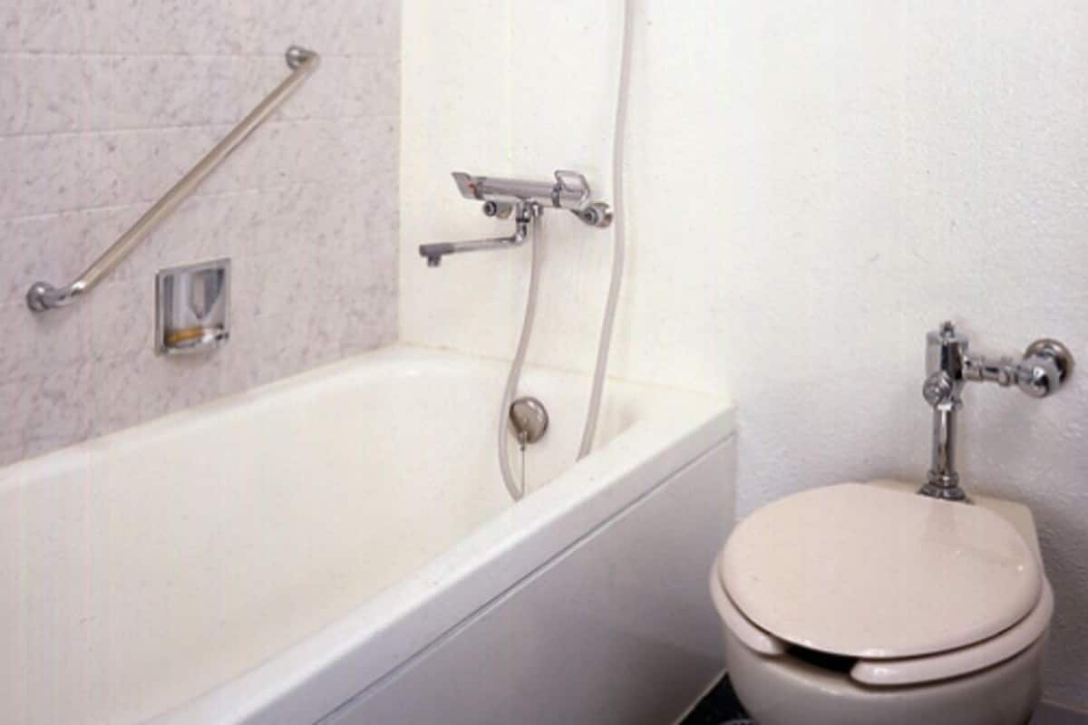 Combined shower/bathtub, deep-soaking bathtub, free toiletries