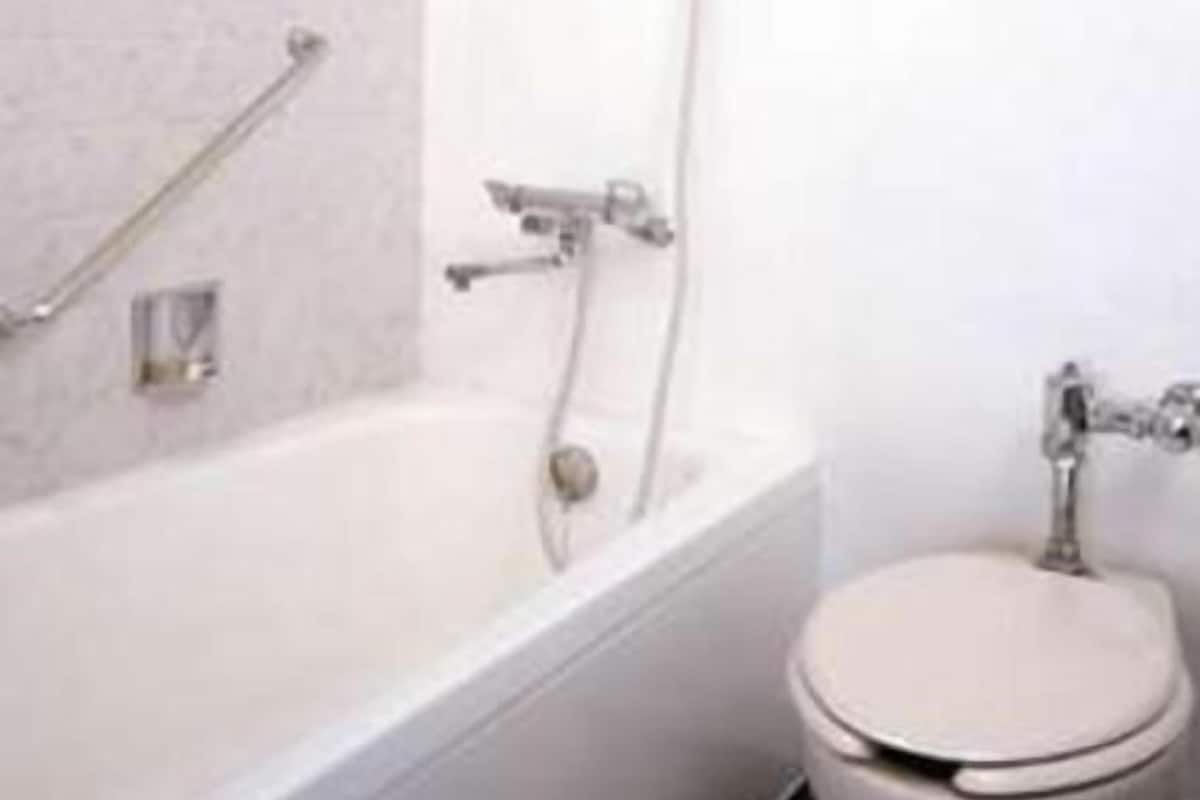 combined shower/bathtub, deep-soaking bathtub, free toiletries