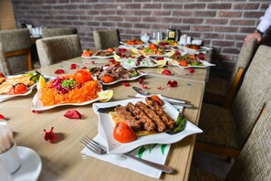 Frühstück, Mittagessen, Abendessen, türkische Küche 