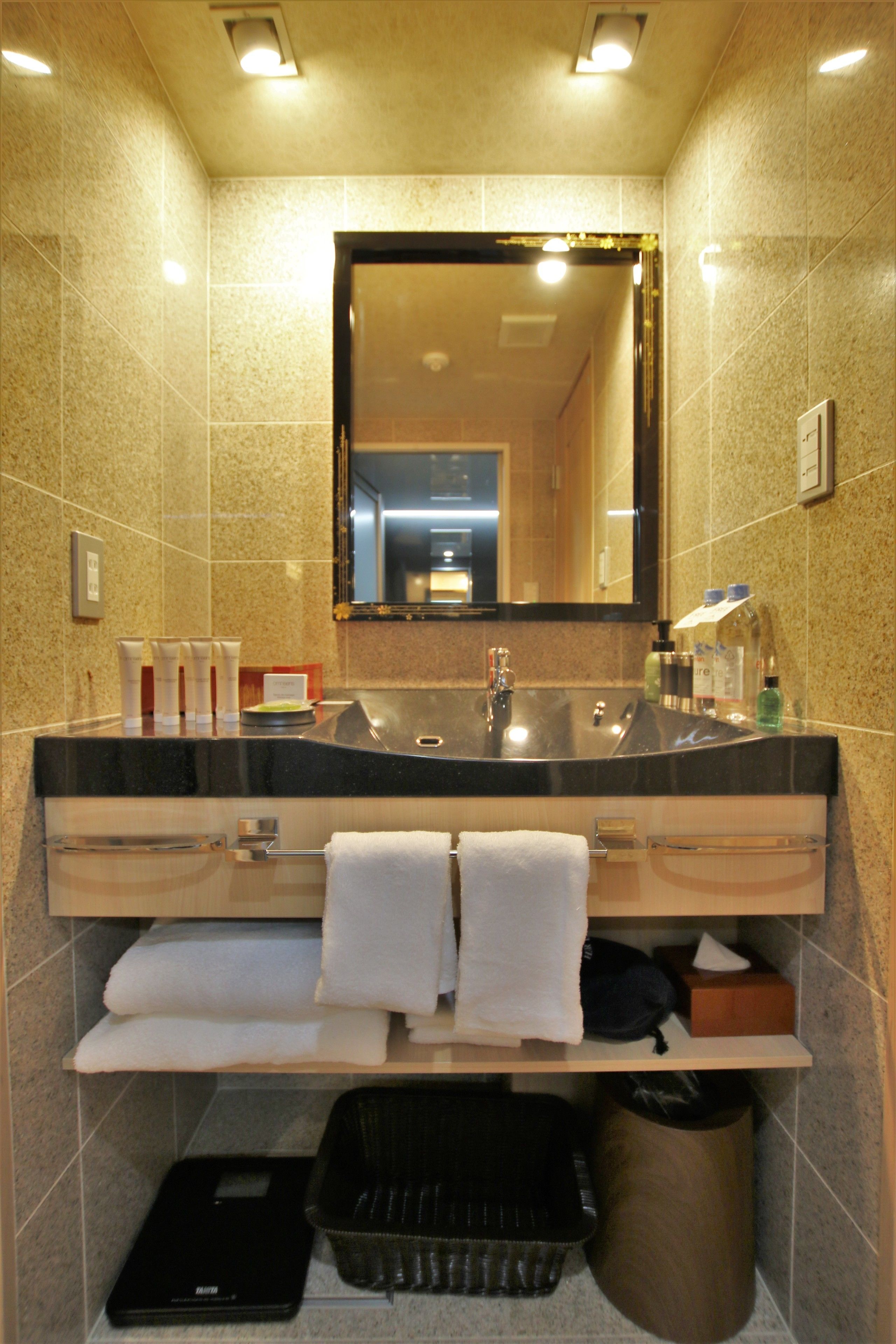 comfort double room | bathroom amenities | separate bathtub and shower, deep-soaking bathtub, free toiletries