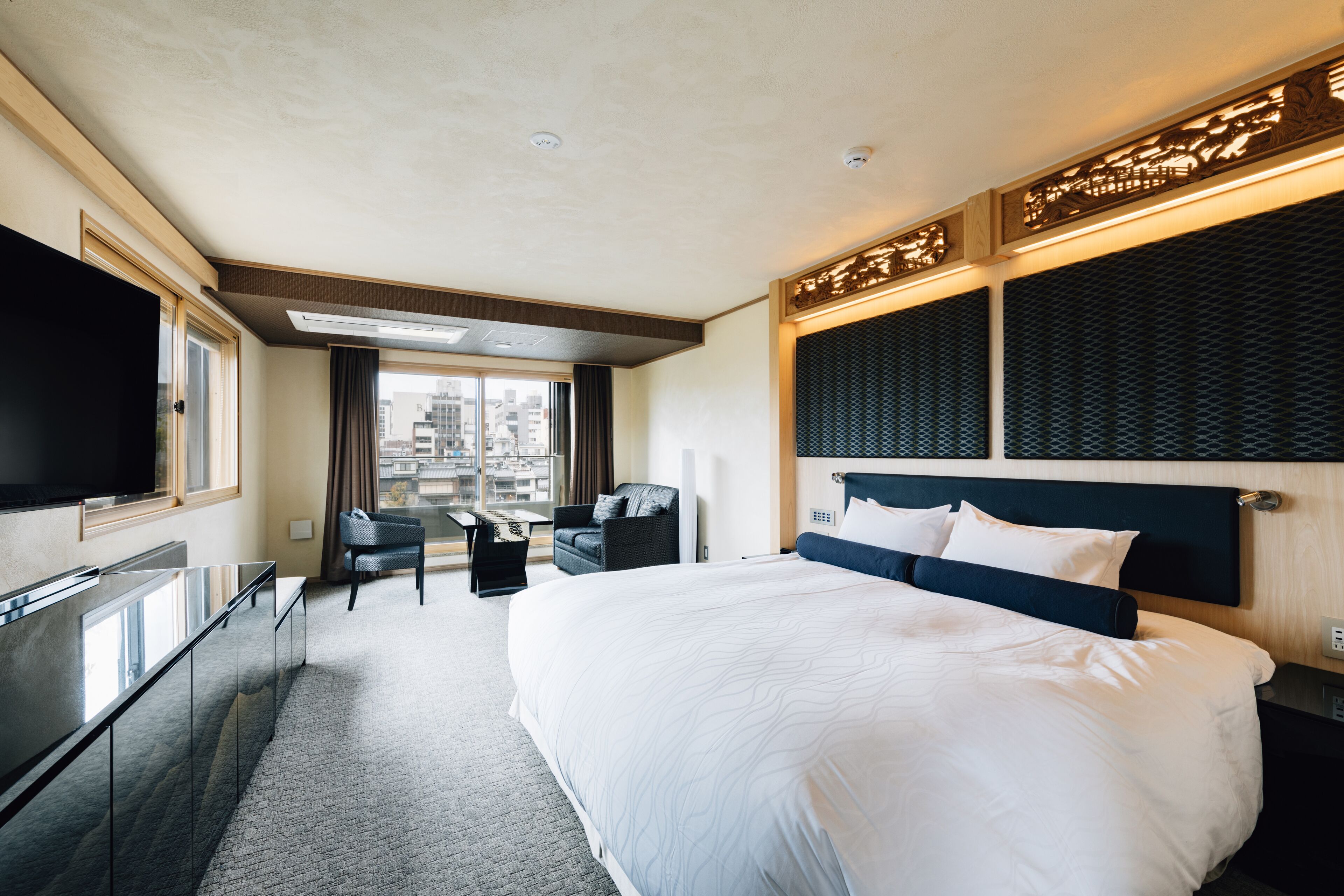 corner premium double, river view | premium bedding, down duvets, pillow-top beds, in-room safe