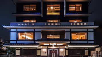 Façade de l’hébergement - soirée/nuit