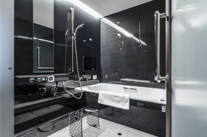 Separat badekar og bruser, dybe badekar, gratis toiletartikler
