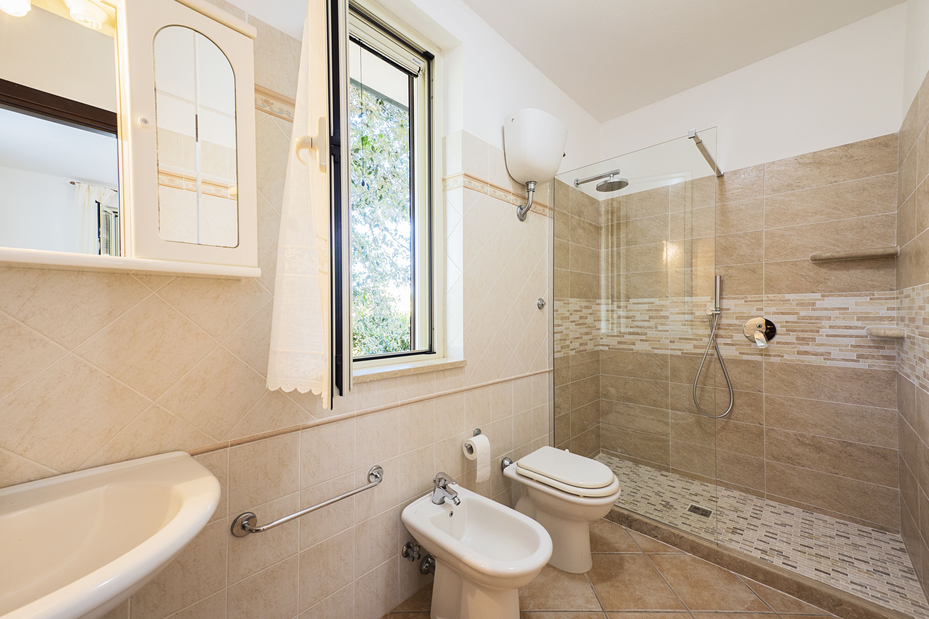 Doccia, soffione a pioggia, asciugacapelli, bidet