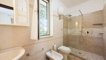 Doccia, soffione a pioggia, asciugacapelli, bidet