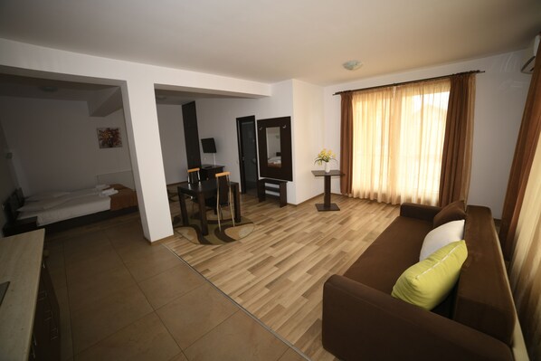 Suite Familiale | Coin séjour | Télévision à écran plat