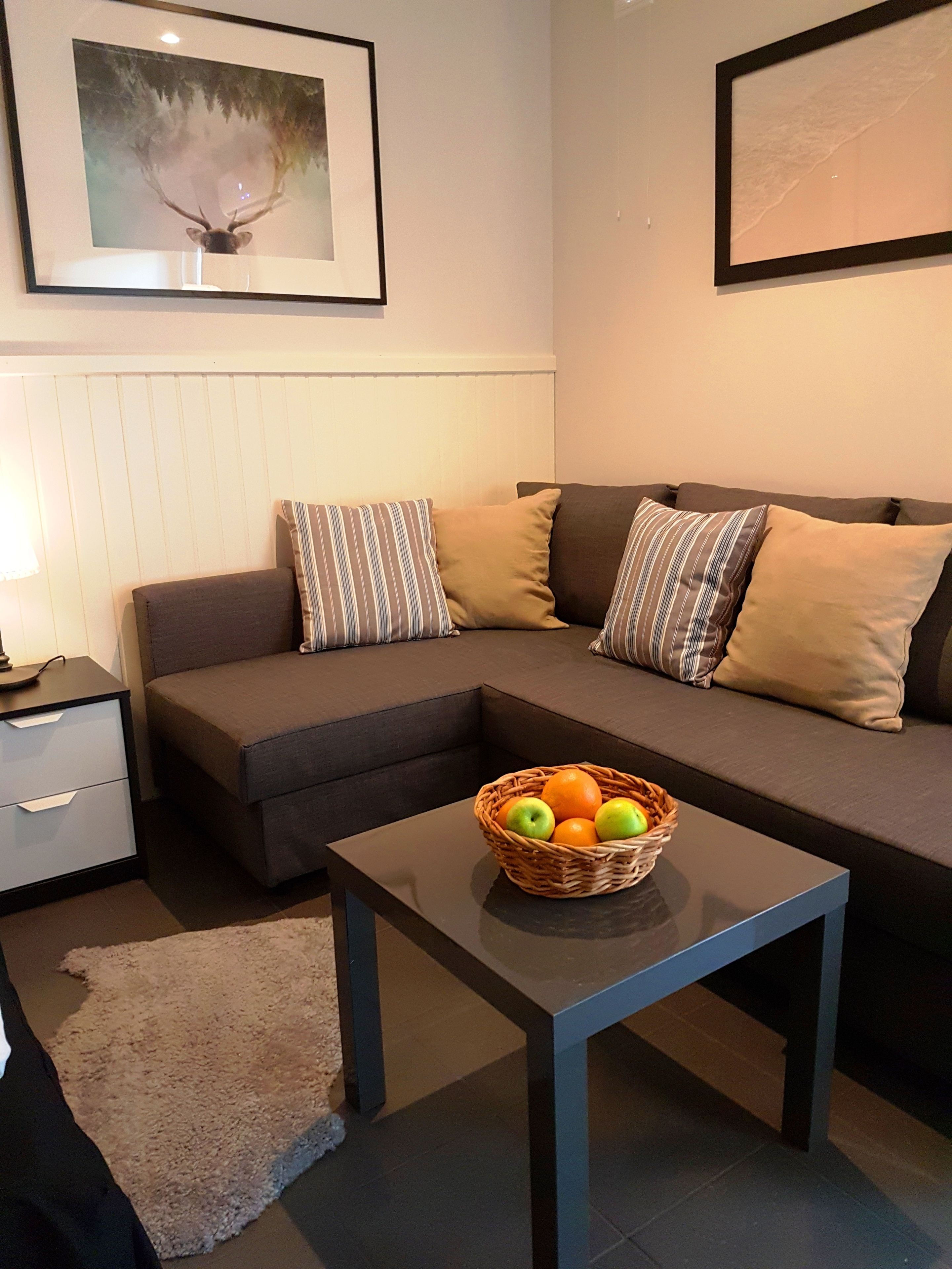 deluxe double or twin room | living area | flat-screen tv