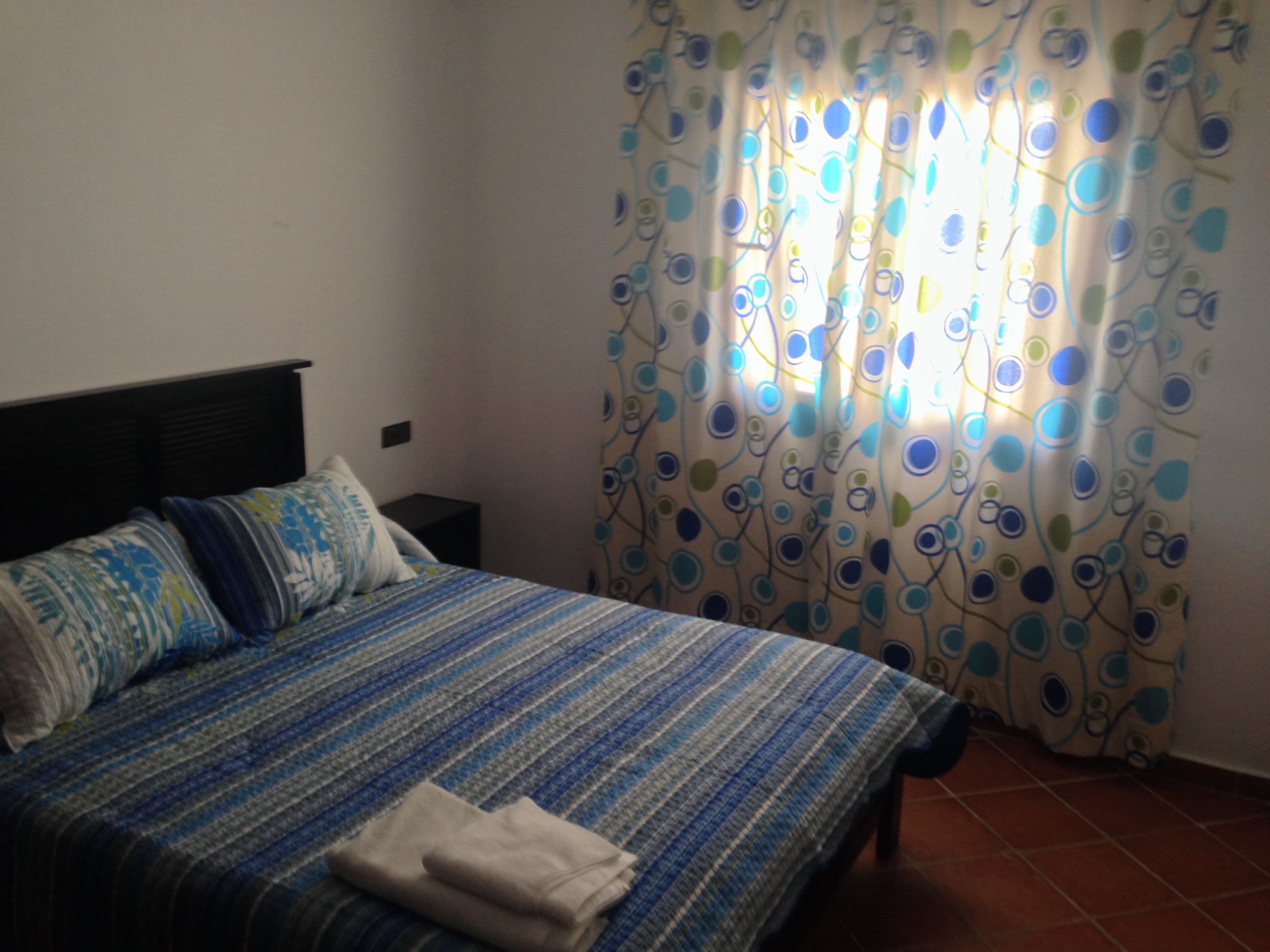 1 غرفة نوم وبديكورات فريدة لكل غرفة وطراز فريد لكل وحدة وملاءات أسرّة