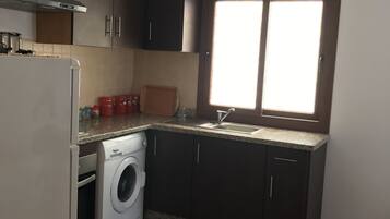 Apartamento | Cocina privada | Frigorífico, horno, placa de cocina y cafetera o tetera