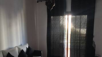 Apartamento | Zona de estar | Televisión de pantalla plana de 32 pulgadas con canales por satélite