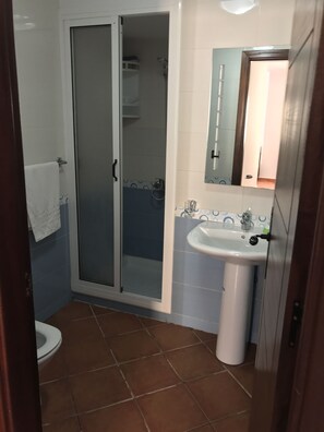 Apartment | Bathroom | Shower, hair dryer, towels, soap - Appartement à Residence Cabo Dream (M'diq)