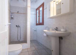 Comfort House, 1 Bedroom, Sea View | Bathroom | Shower, designer toiletries, hair dryer, bathrobes - The Millers House Adamas Sea View (Milos)