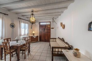 Comfort huis, 1 slaapkamer, uitzicht op zee | Woonruimte | Een 36-inch flatscreentelevisie met satellietzenders en een televisie