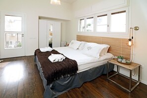 Deluxe appartement, 2 slaapkamers | 2 slaapkamers, lakens van Egyptisch katoen, luxe beddengoed, een bureau